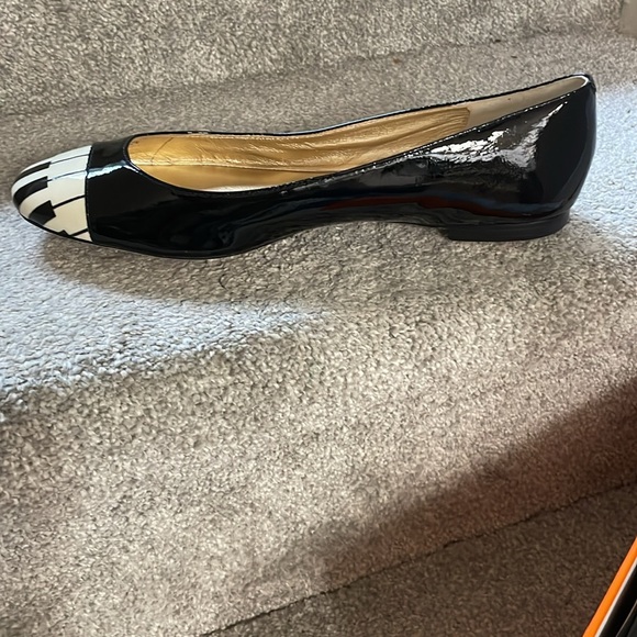 Kate Spade Black and Cream Flats with Piano Key Design - Picture 4 of 7